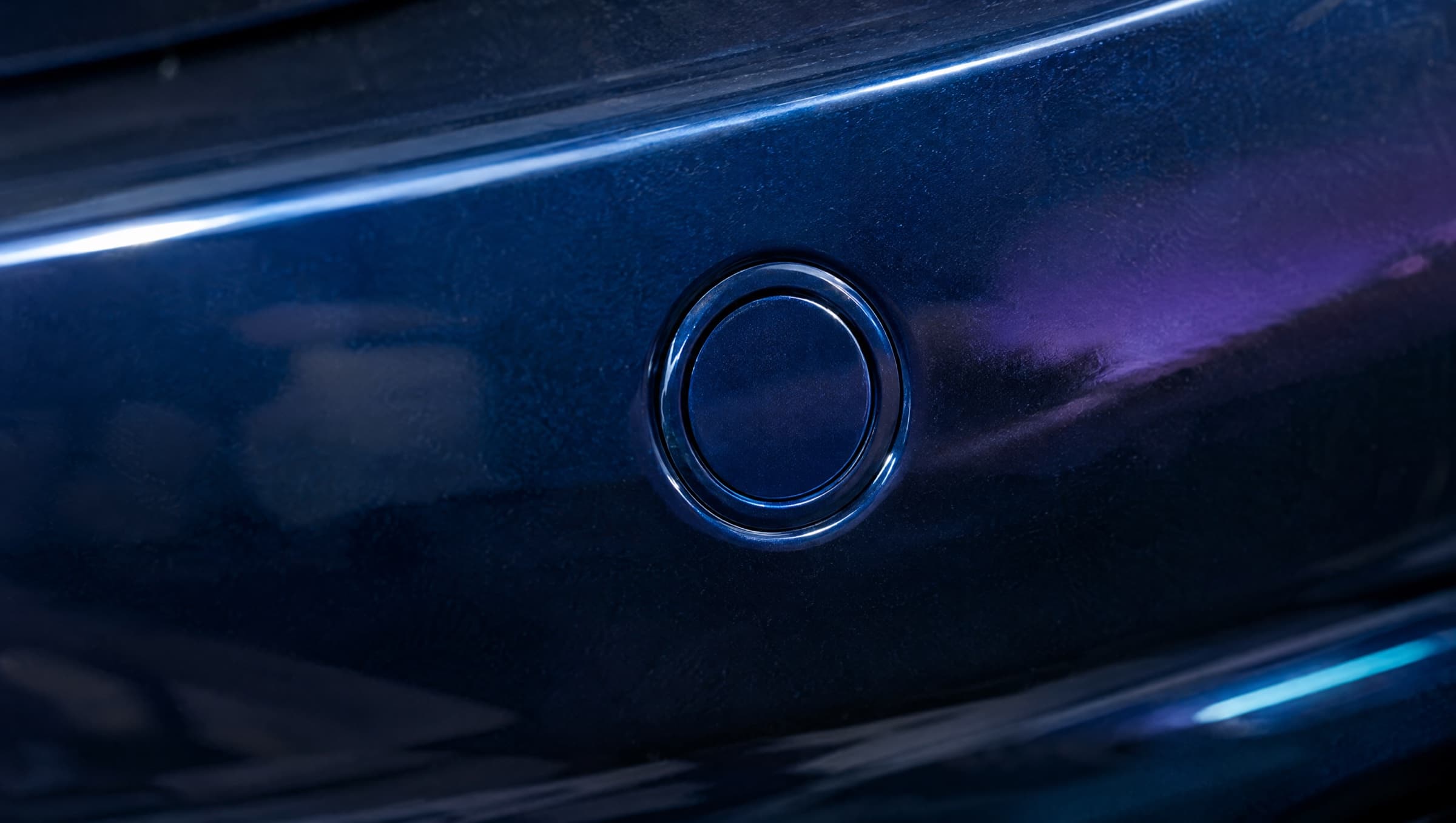 Close-up van een parkeersensor in autokleur gespoten in een achterbumper